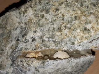 particolare sfere in geode di Thomsonite - Tacharanite